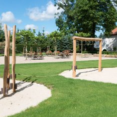 Klettergerüste aus Holz auf dem Kinderspielplatz, im Hintergrund der Biergarten