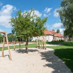 Kinderspielplatz und Biergarten im Schlosspark von Schloss Bechow.
